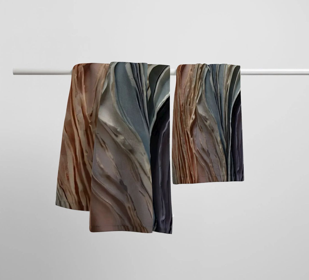Abstract getextureerd kunstwerk met gelaagde verf in warme badhanddoek van DesignDoodle