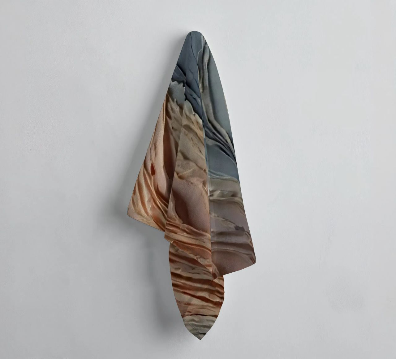 Abstract getextureerd kunstwerk met gelaagde verf in warme badhanddoek van DesignDoodle
