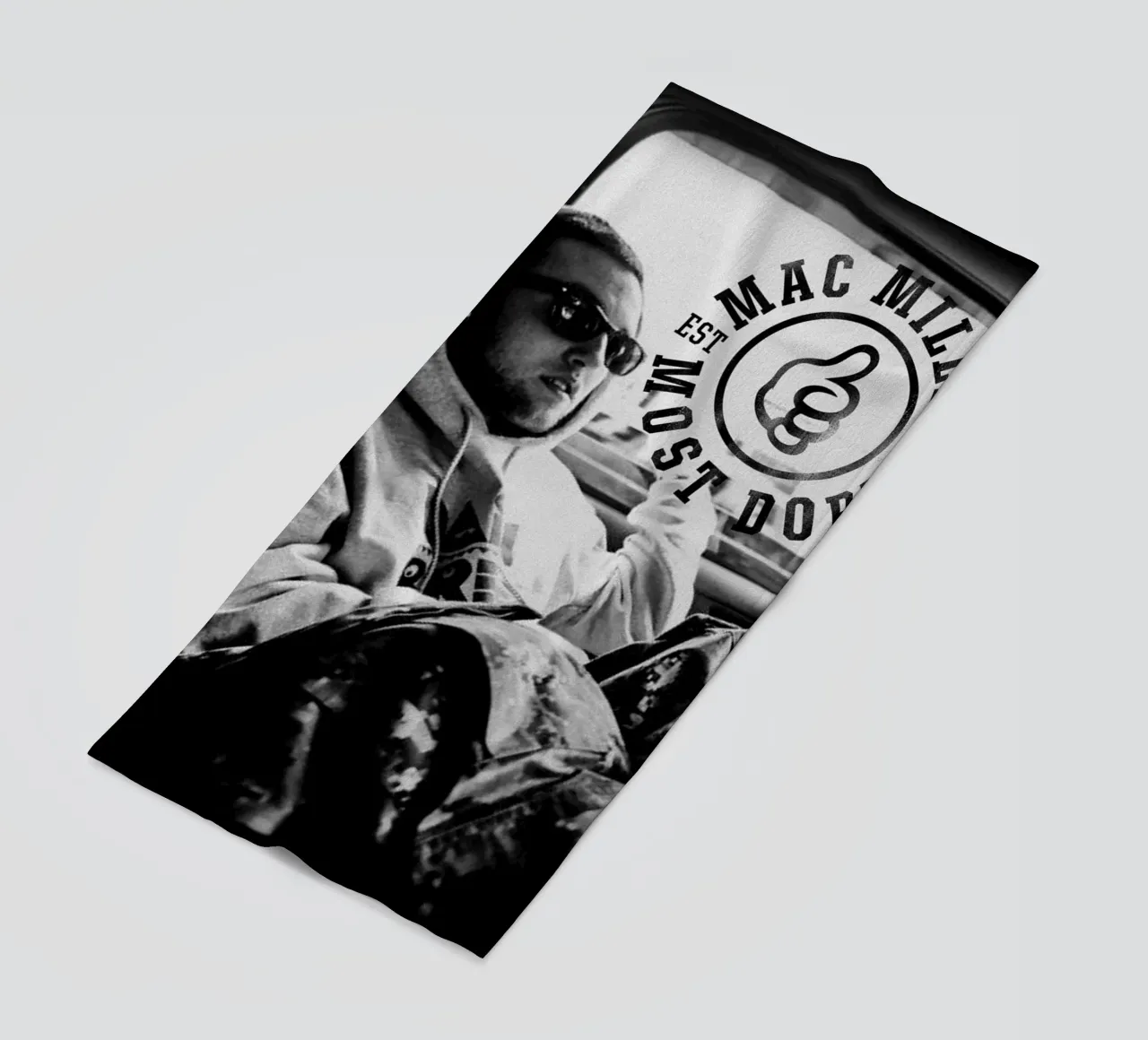 Most Dope Est 92 - Mac Miller Schwarz und Weiß Strandtuch von rockytamoe