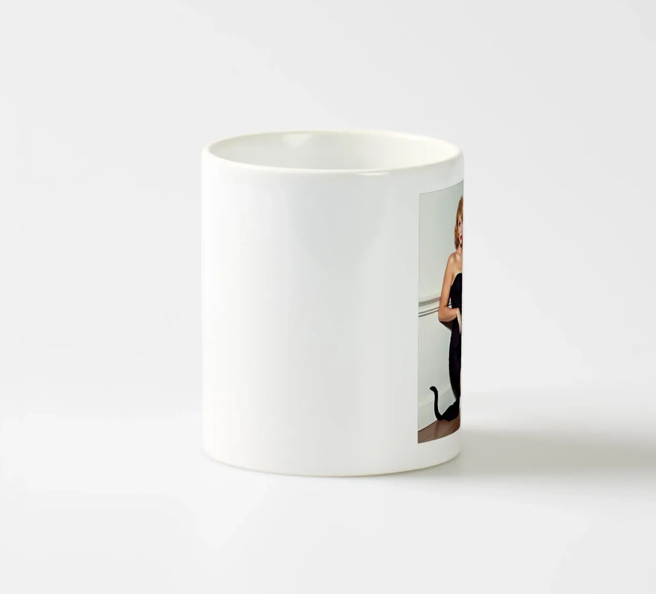 Bionda con gatto nero tazza in ceramica da Anita's Dream