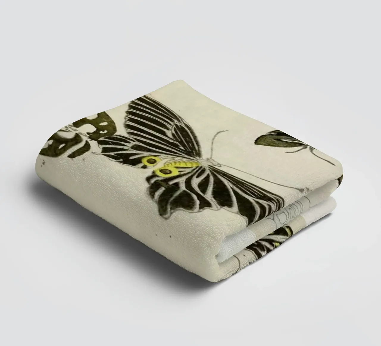 Shin-Bijutsukai - Butterflies asciugamano da bagno da Vintage by JUNIQE