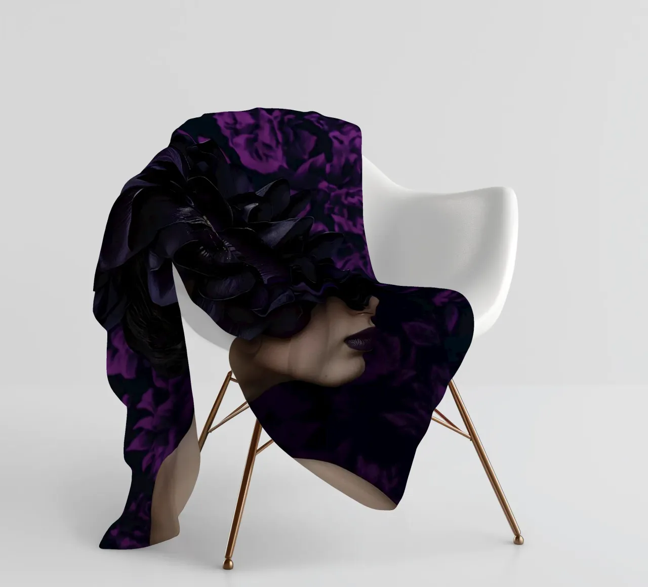 Donna con fiori viola coperta in pile da Imagine
