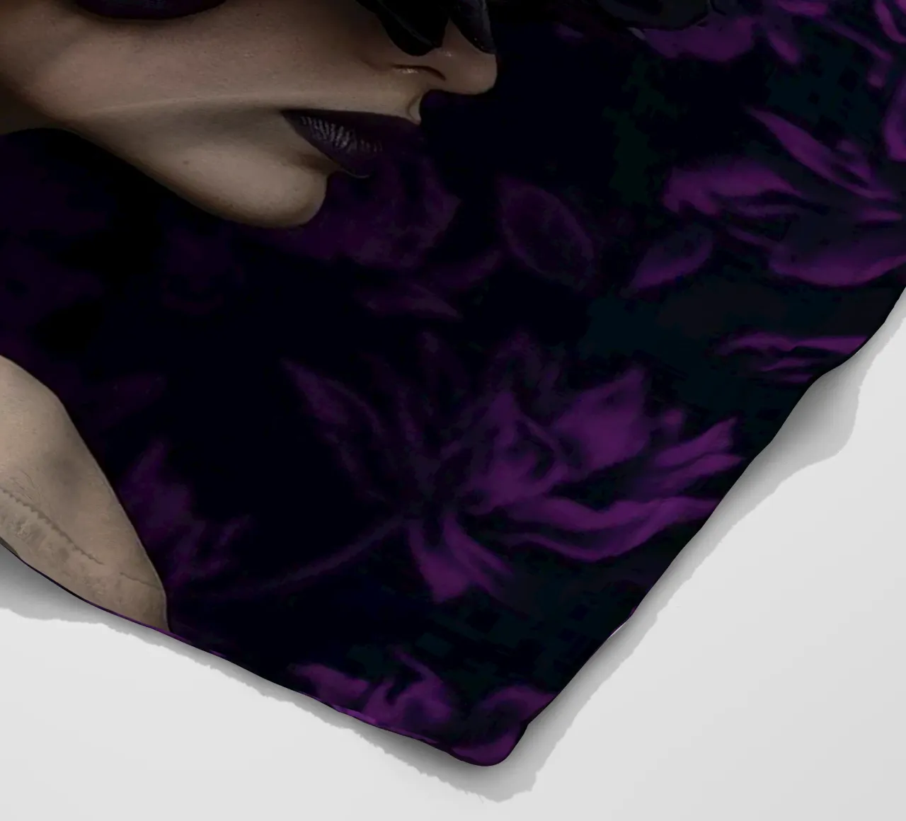 Donna con fiori viola coperta in pile da Imagine