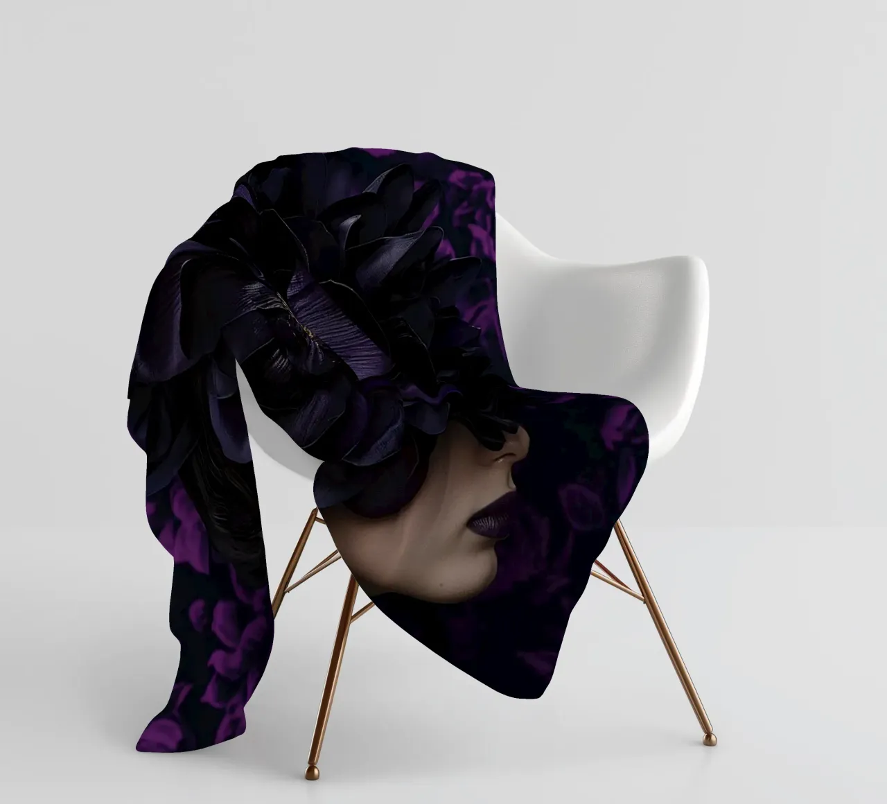 Donna con fiori viola coperta in pile da Imagine