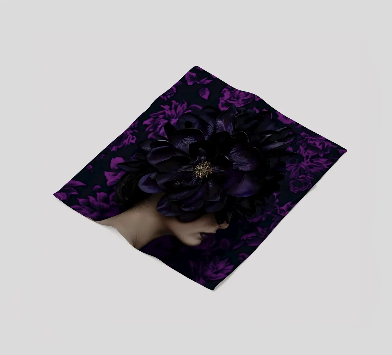 Donna con fiori viola coperta in pile da Imagine