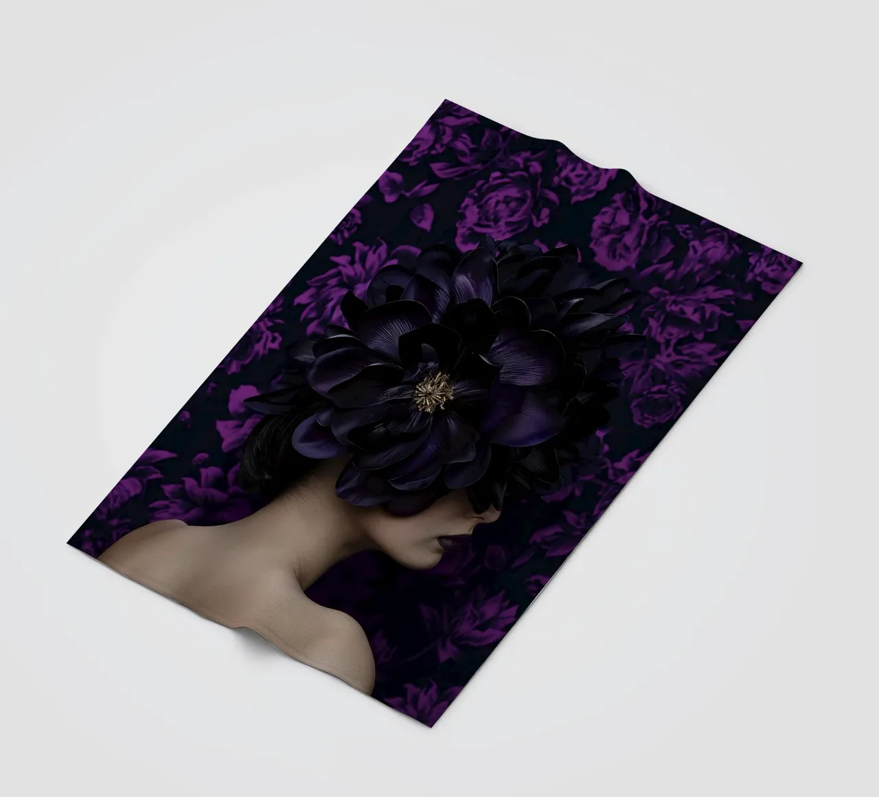 Donna con fiori viola coperta in pile da Imagine