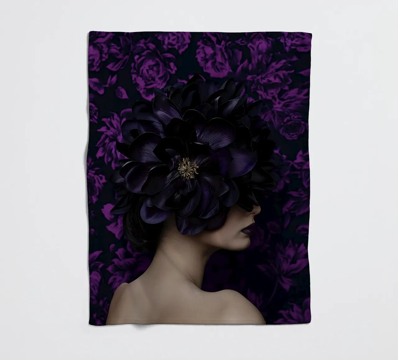 Donna con fiori viola coperta in pile da Imagine