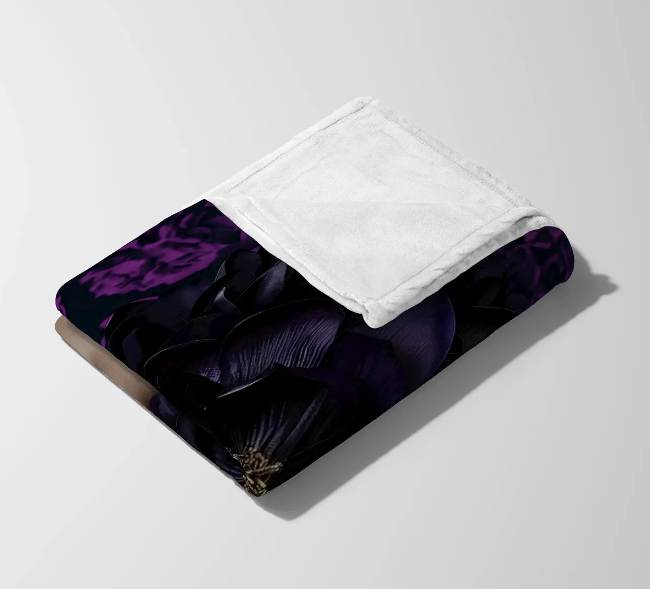 Donna con fiori viola coperta in pile da Imagine