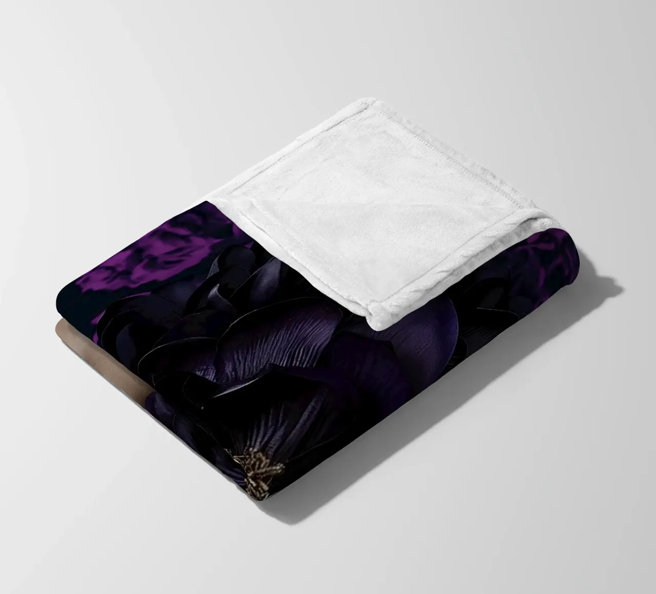 Donna con fiori viola coperta in pile da Imagine
