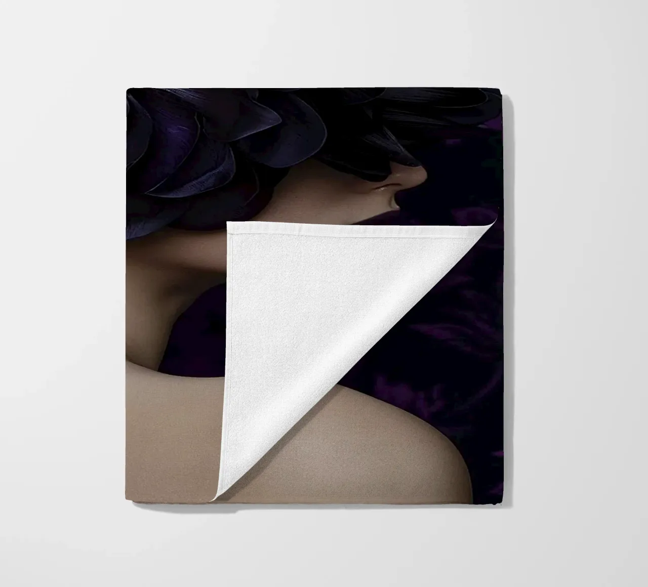 Donna con fiori viola telo mare da Imagine