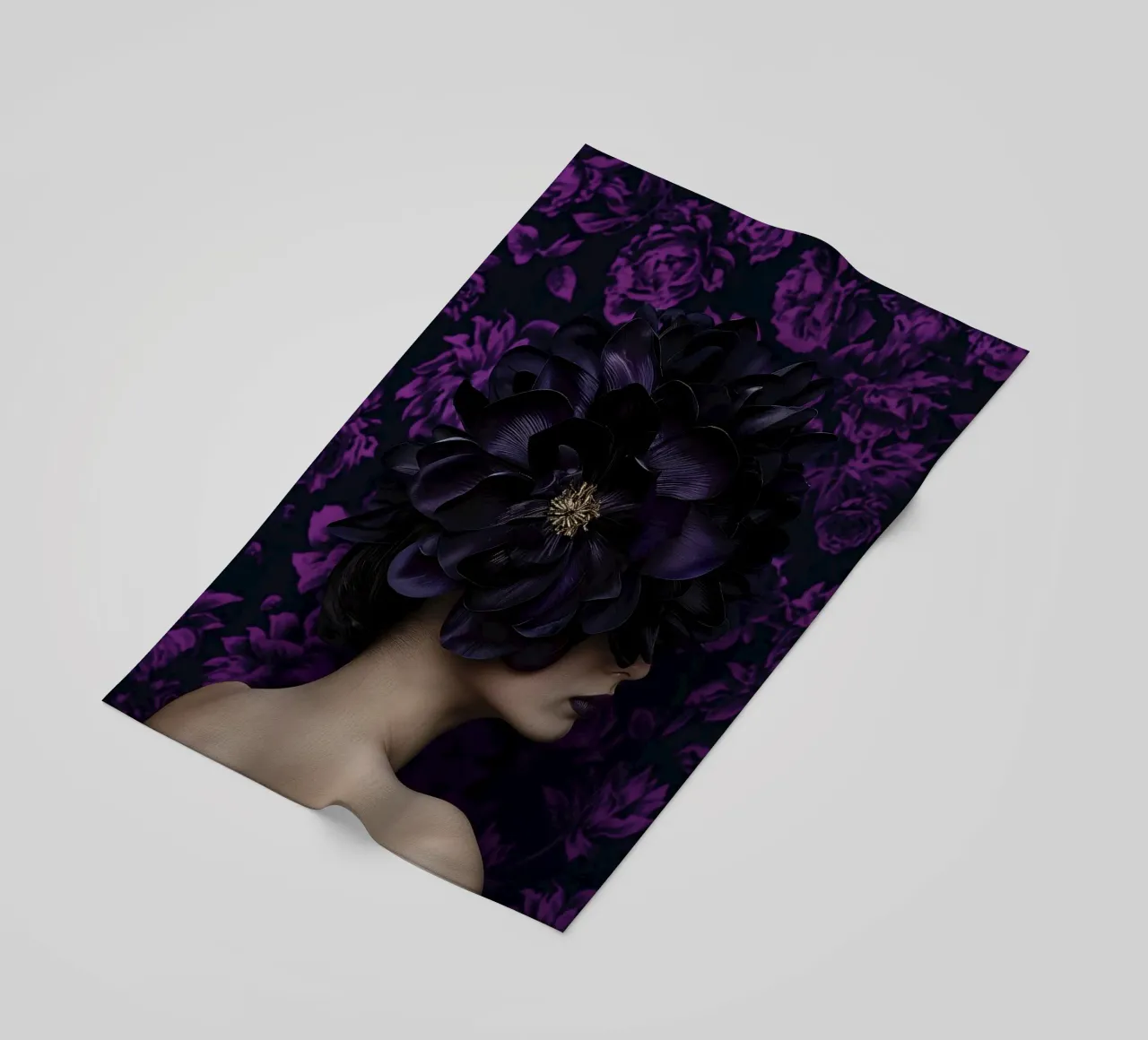 Donna con fiori viola telo mare da Imagine