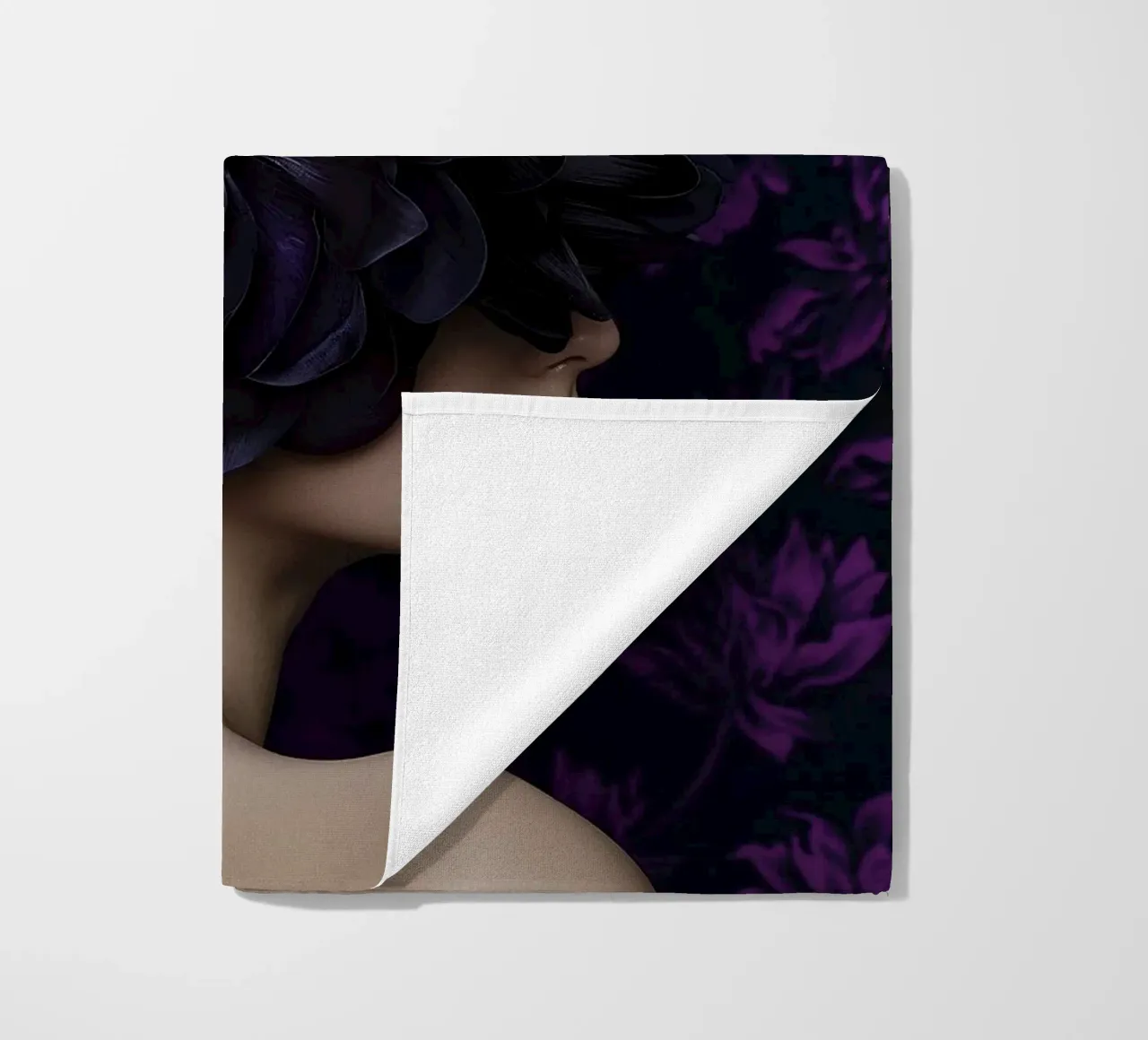 Donna con fiori viola telo mare da Imagine