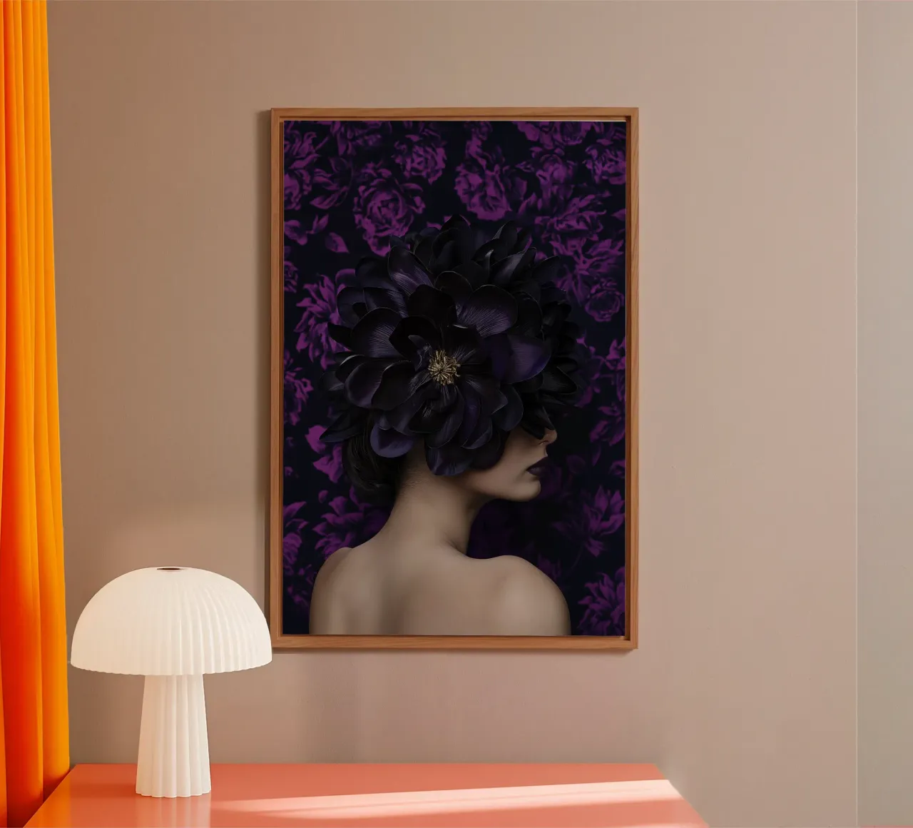 Donna con fiori viola alluminio dibond da Imagine