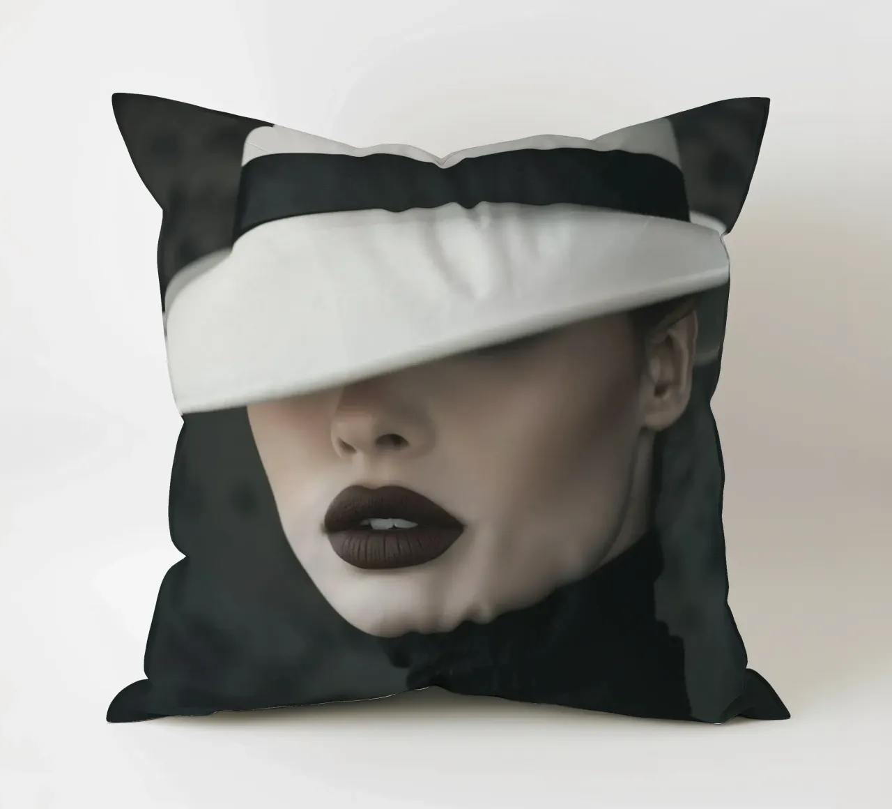 Donna con cappello cuscino da Imagine