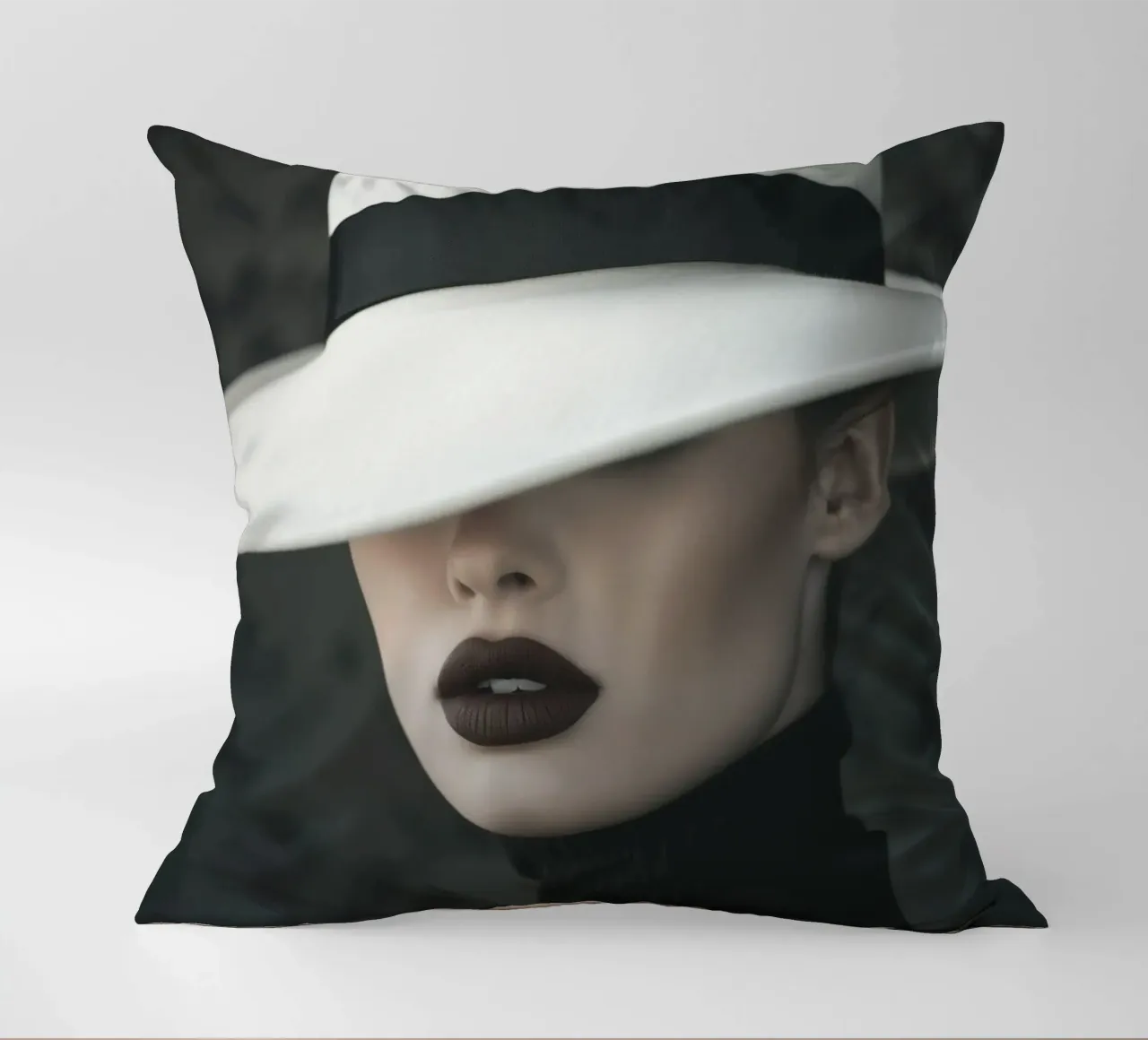 Donna con cappello cuscino da Imagine