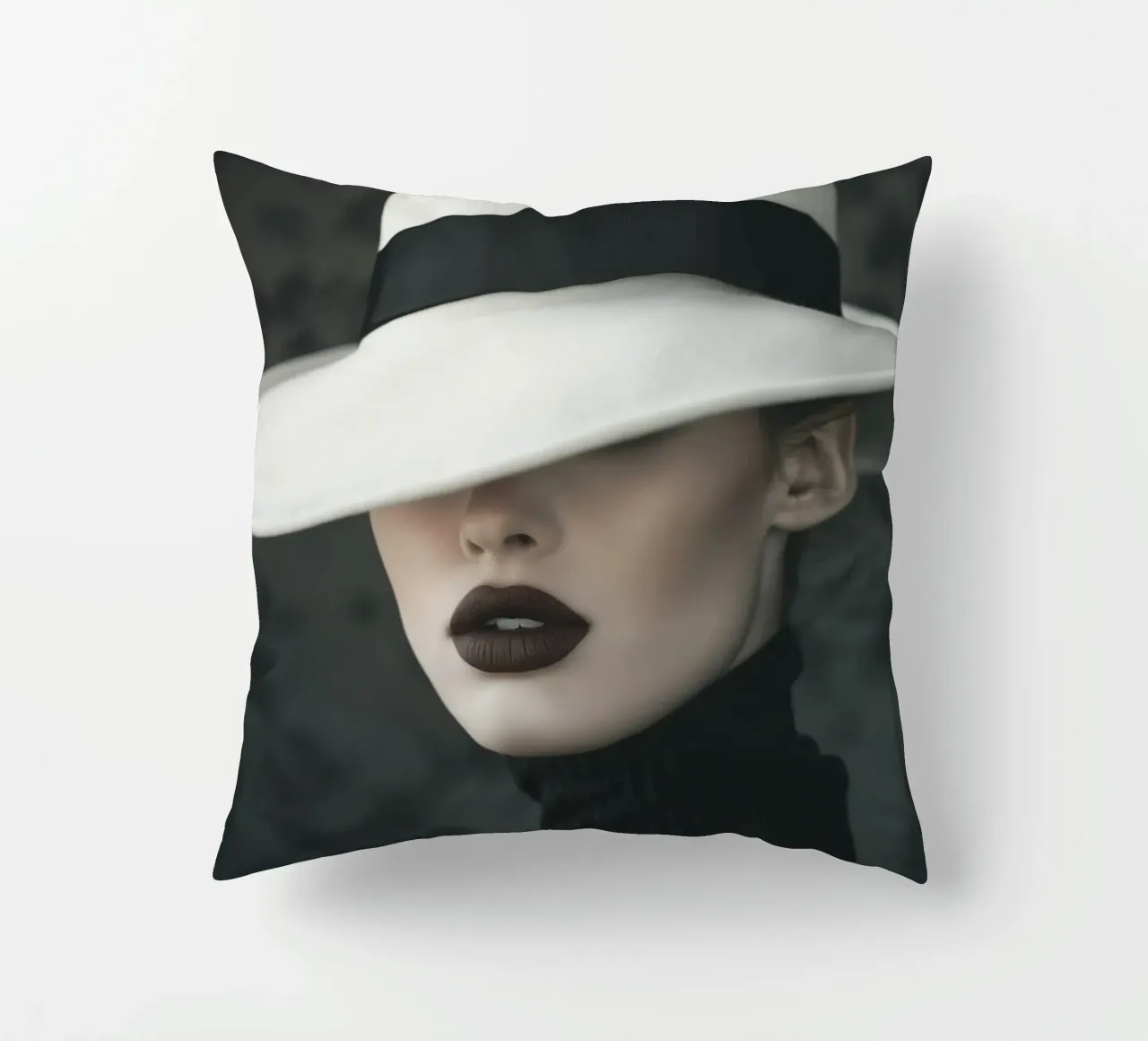 Donna con cappello cuscino da Imagine