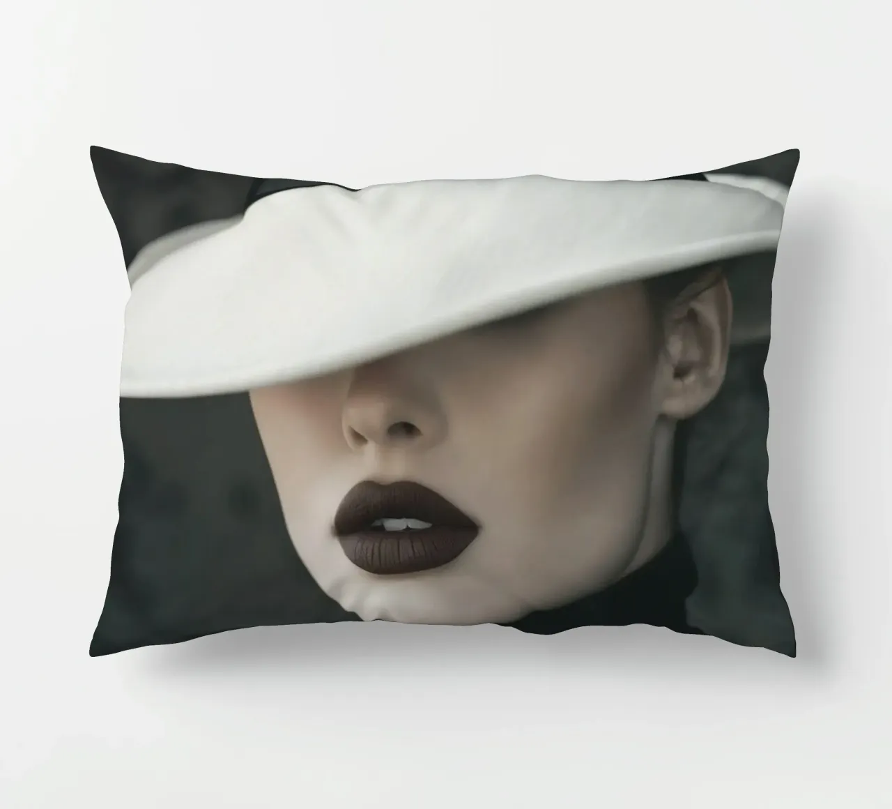 Donna con cappello cuscino da Imagine