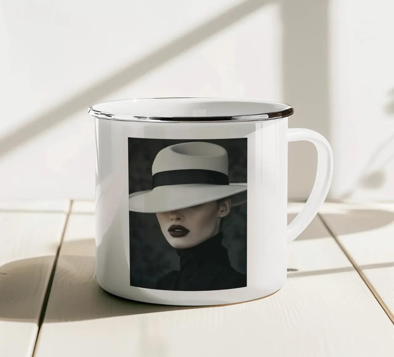 Donna con cappello tazza in smalto da Imagine