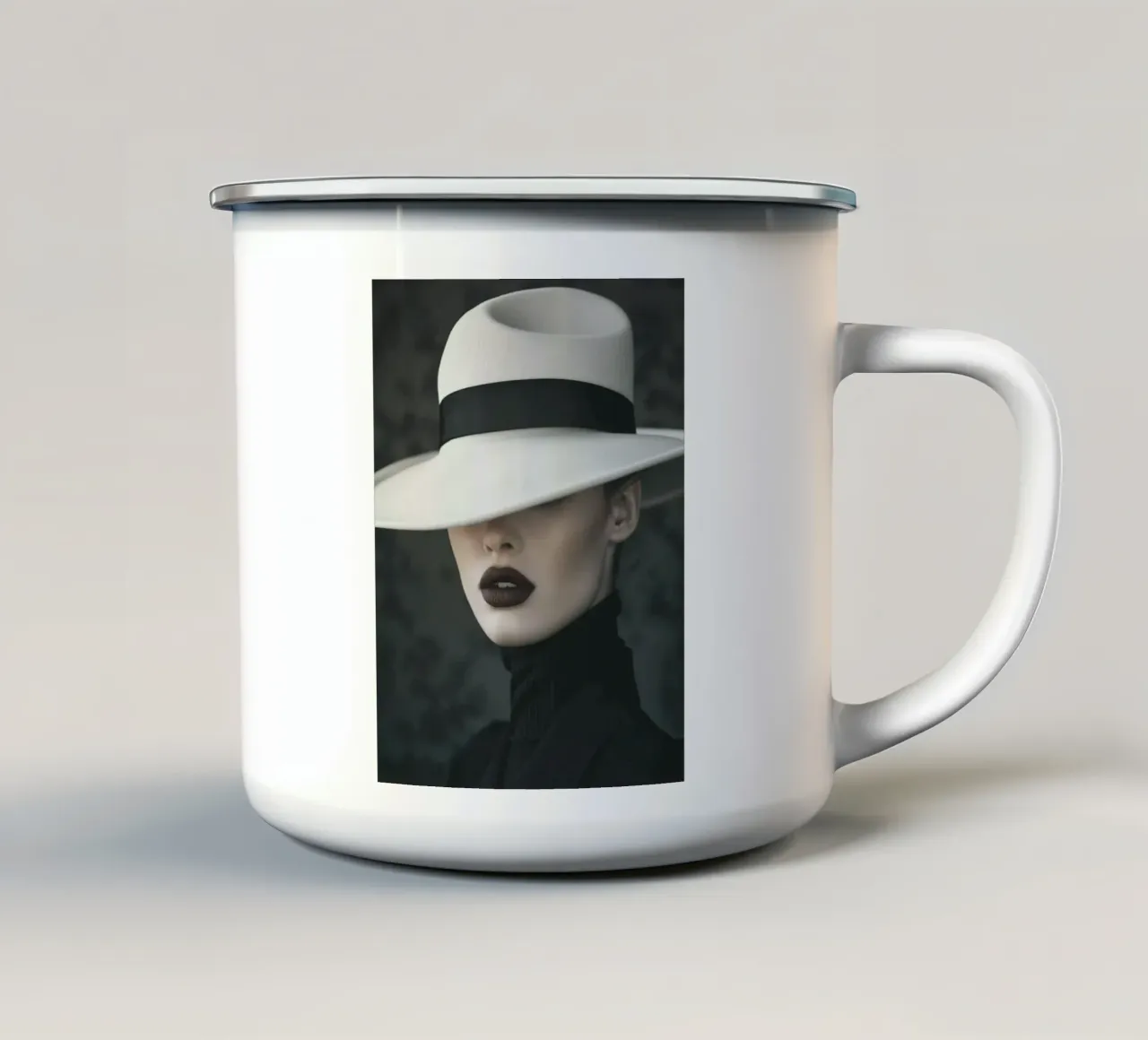 Donna con cappello tazza in smalto da Imagine