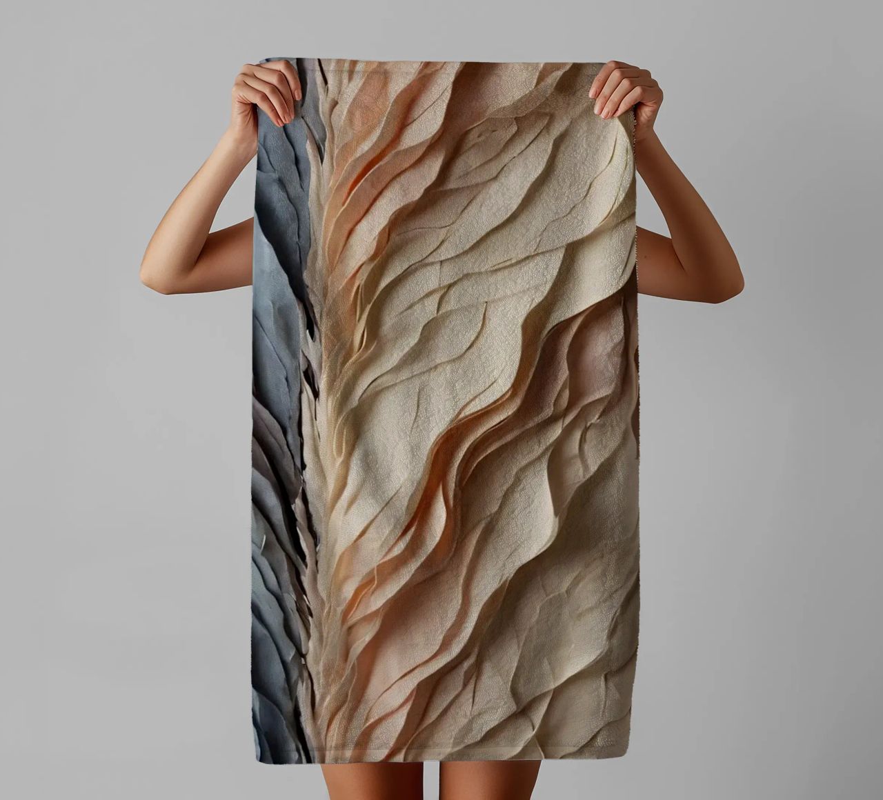 Muurkunst van papier met textuur en gelaagde natuurlijke kleuren badhanddoek van DesignDoodle