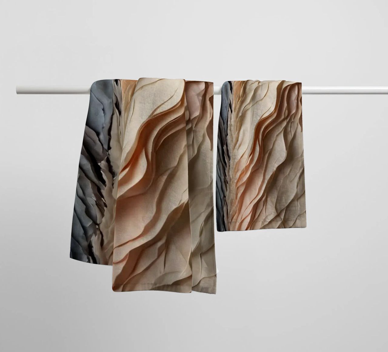 Muurkunst van papier met textuur en gelaagde natuurlijke kleuren badhanddoek van DesignDoodle