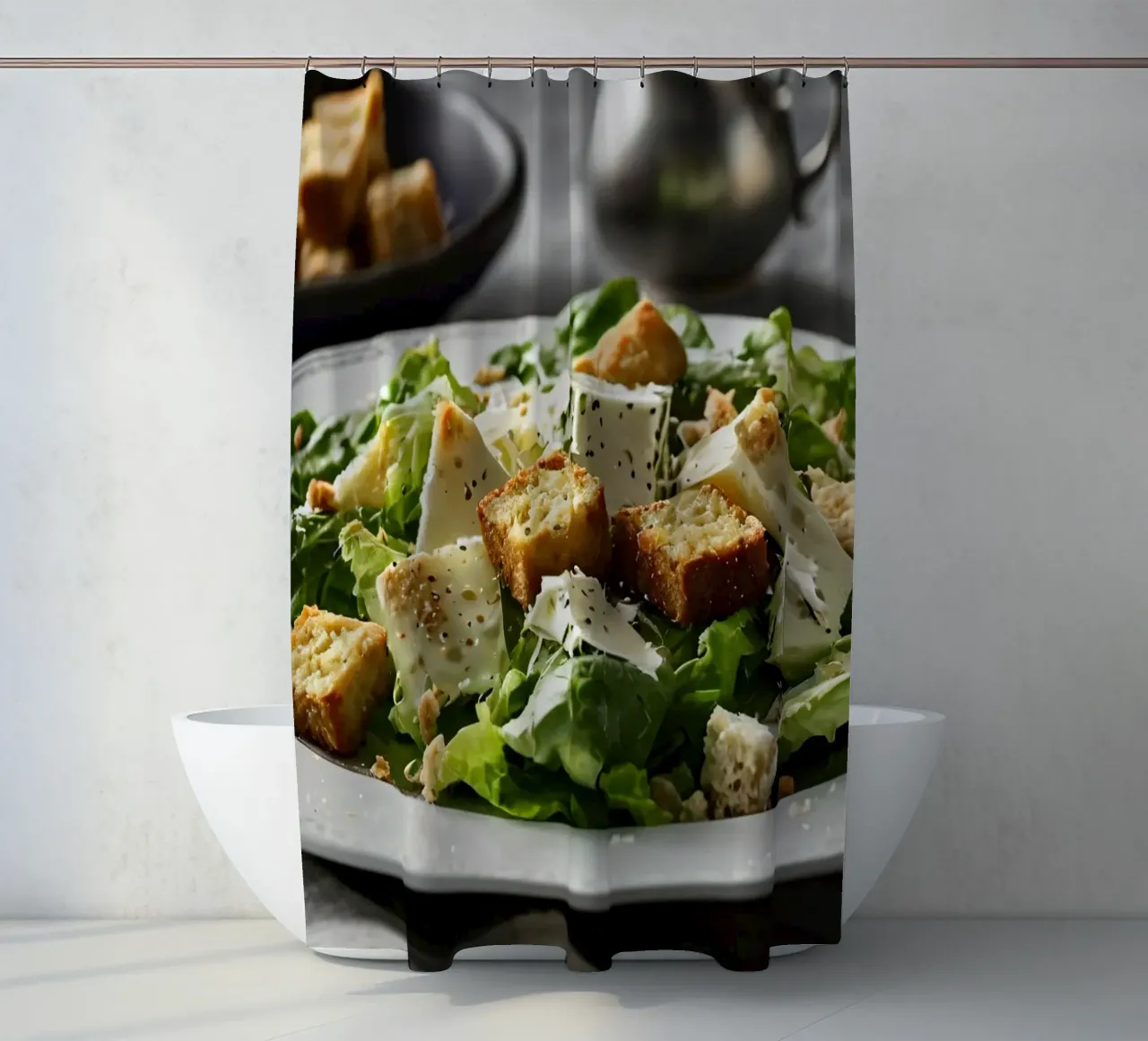 Frischer Caesar-Salat mit knusprigen Croutons und cremigem Dressing Duschvorhang von DesignDoodle