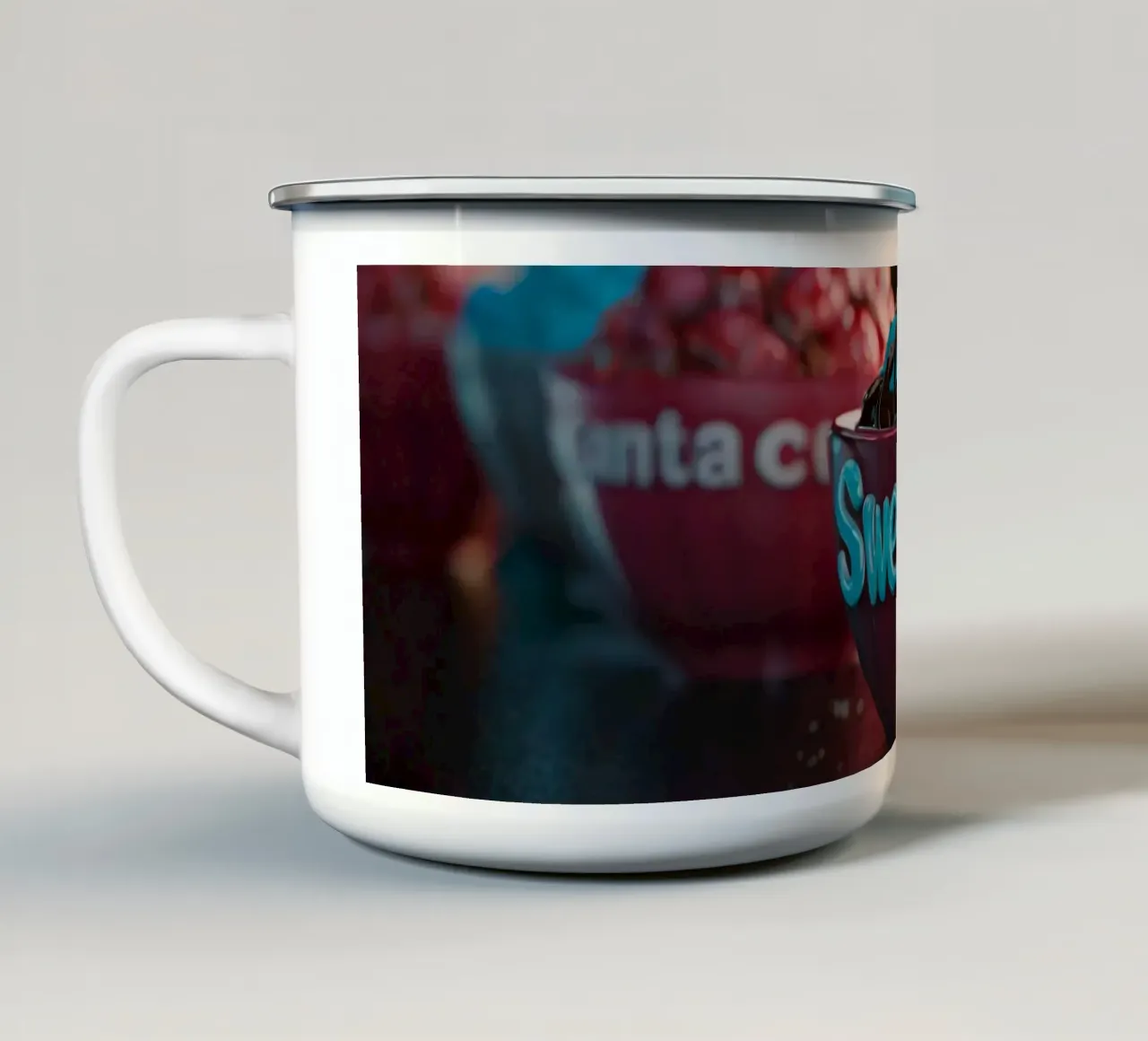 Ciotole di gelato colorate riempite con vari gusti e topin tazza in smalto da DesignDoodle