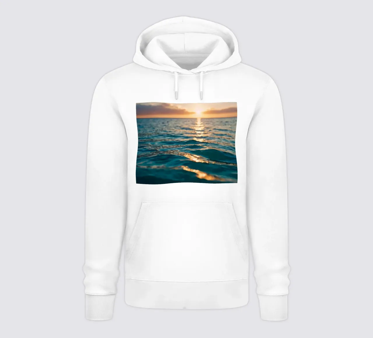 Le calme onde dell'oceano riflettono un tramonto vibrante su un mare calmo. felpa con cappuccio da DesignDoodle
