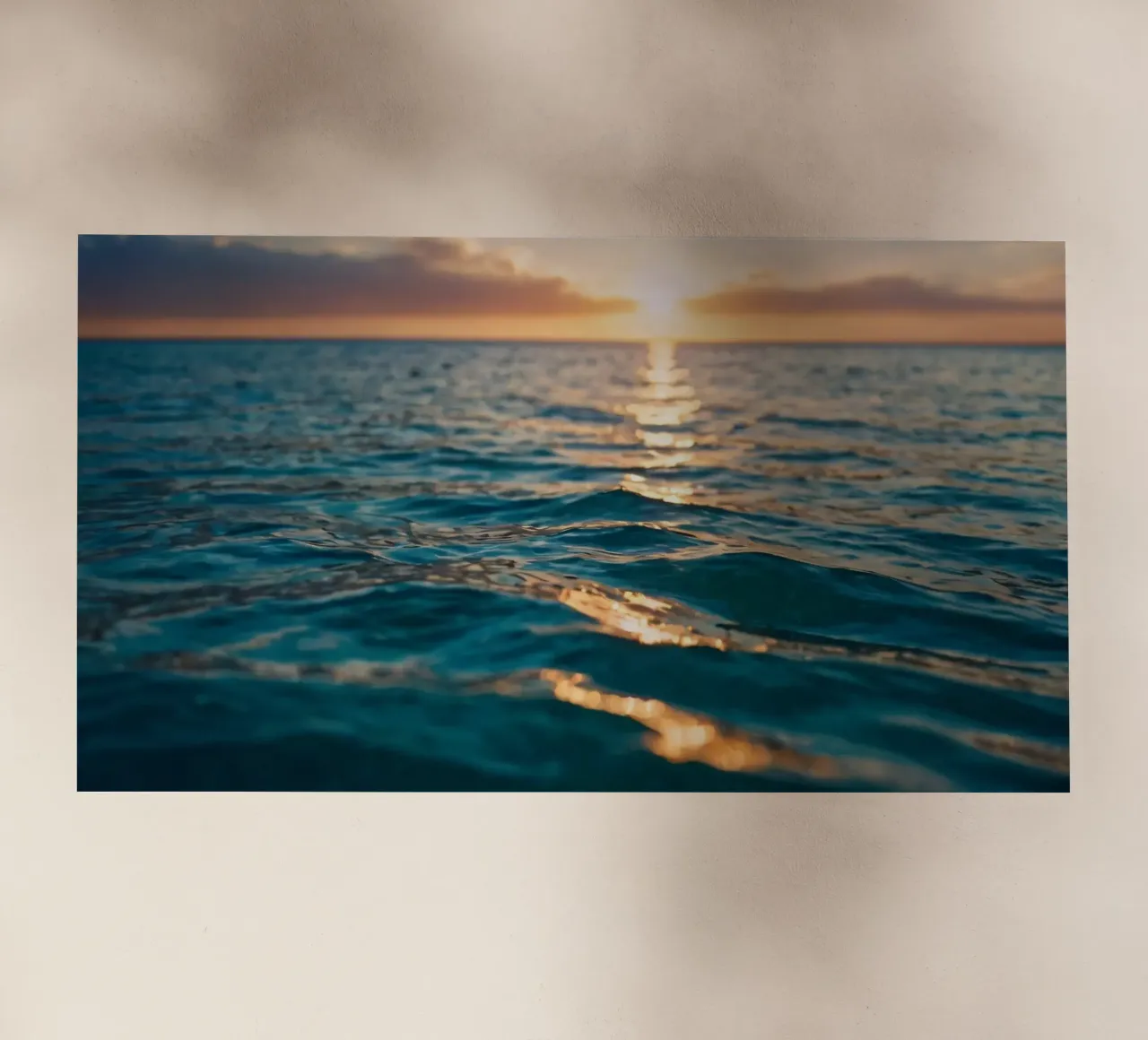 Le calme onde dell'oceano riflettono un tramonto vibrante su un mare calmo. pellicola backlit da DesignDoodle
