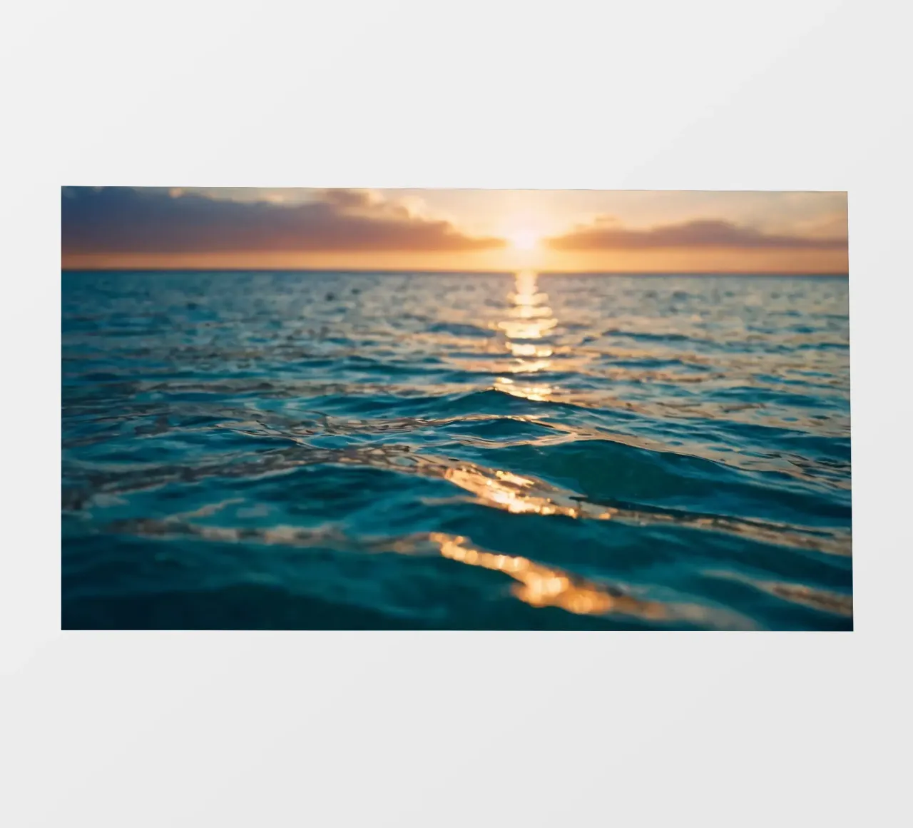 Le calme onde dell'oceano riflettono un tramonto vibrante su un mare calmo. pellicola backlit da DesignDoodle