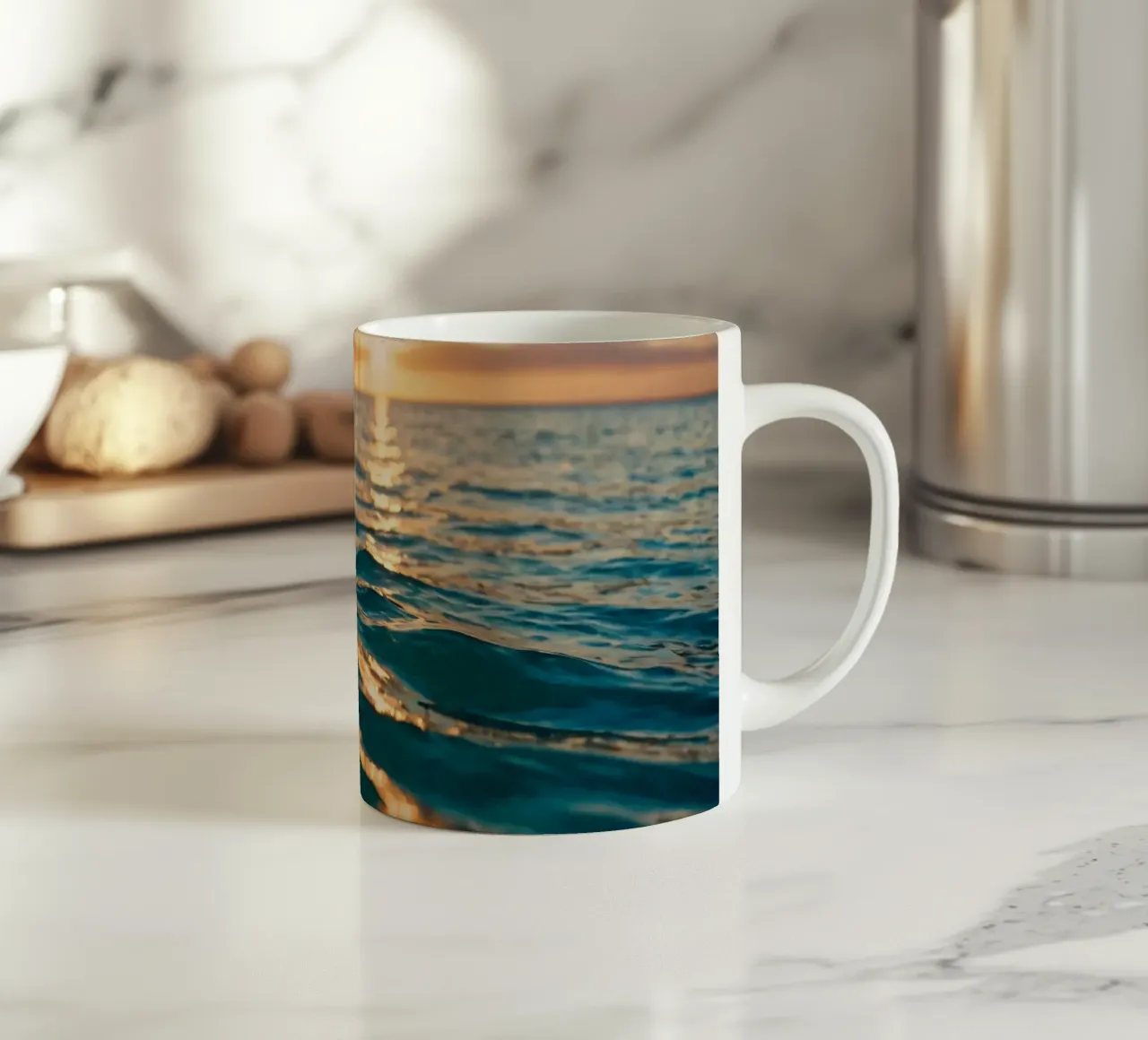 Le calme onde dell'oceano riflettono un tramonto vibrante su un mare calmo. tazza in ceramica da DesignDoodle