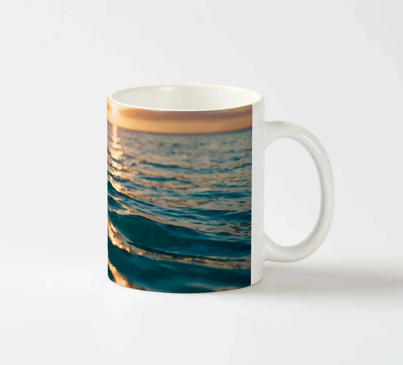Le calme onde dell'oceano riflettono un tramonto vibrante su un mare calmo. tazza in ceramica da DesignDoodle