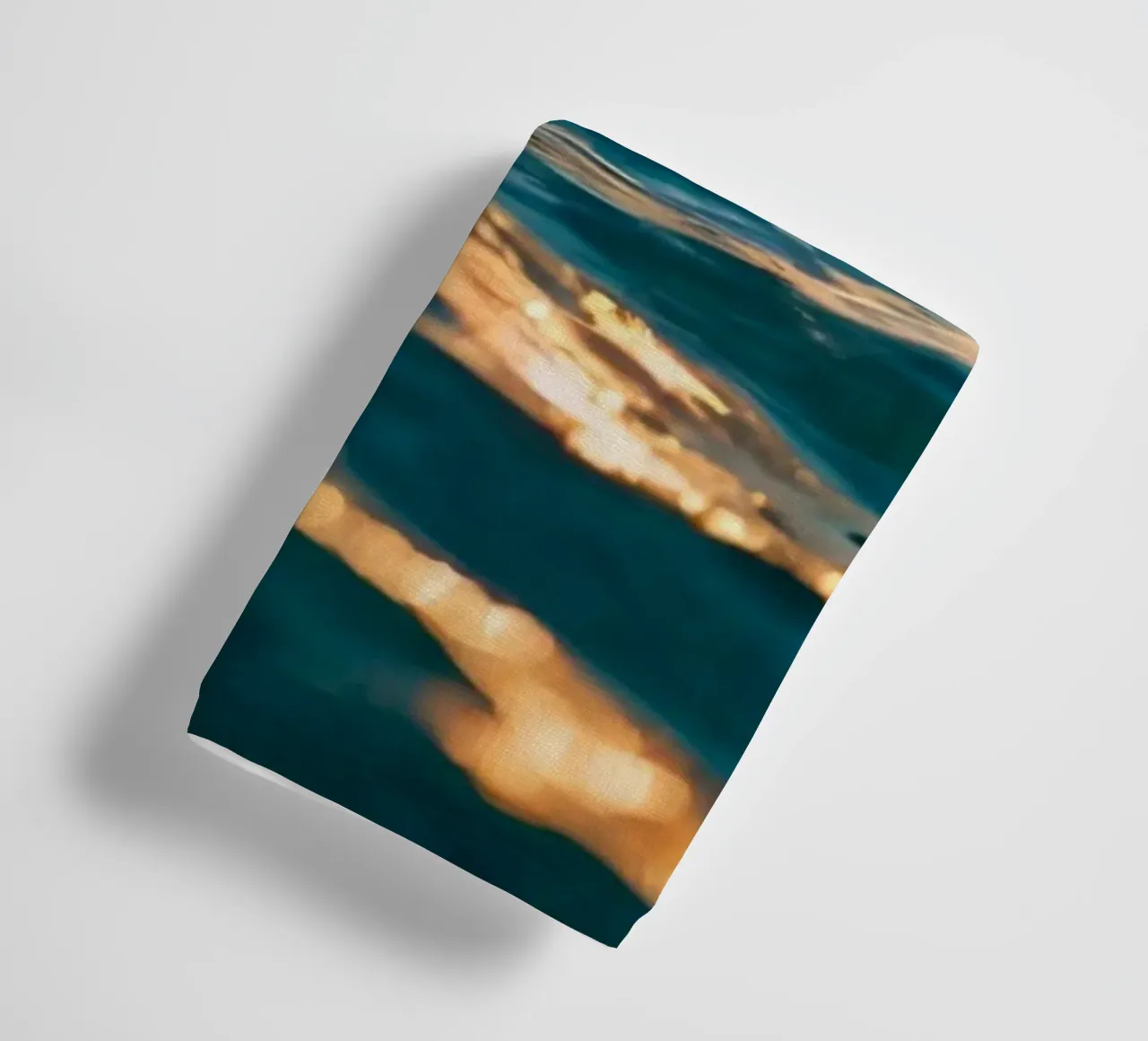 Le calme onde dell'oceano riflettono un tramonto vibrante su un mare calmo. asciugamano da bagno da DesignDoodle