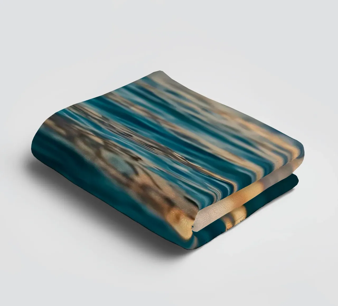 Le calme onde dell'oceano riflettono un tramonto vibrante su un mare calmo. asciugamano da bagno da DesignDoodle