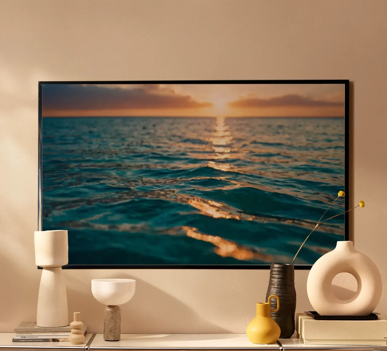Le calme onde dell'oceano riflettono un tramonto vibrante su un mare calmo. poster da DesignDoodle