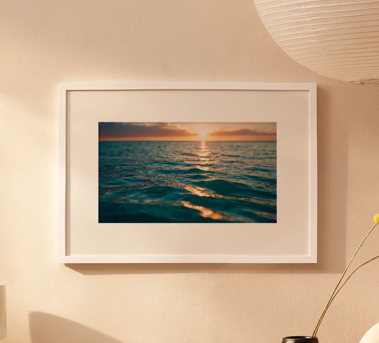 Le calme onde dell'oceano riflettono un tramonto vibrante su un mare calmo. poster da DesignDoodle