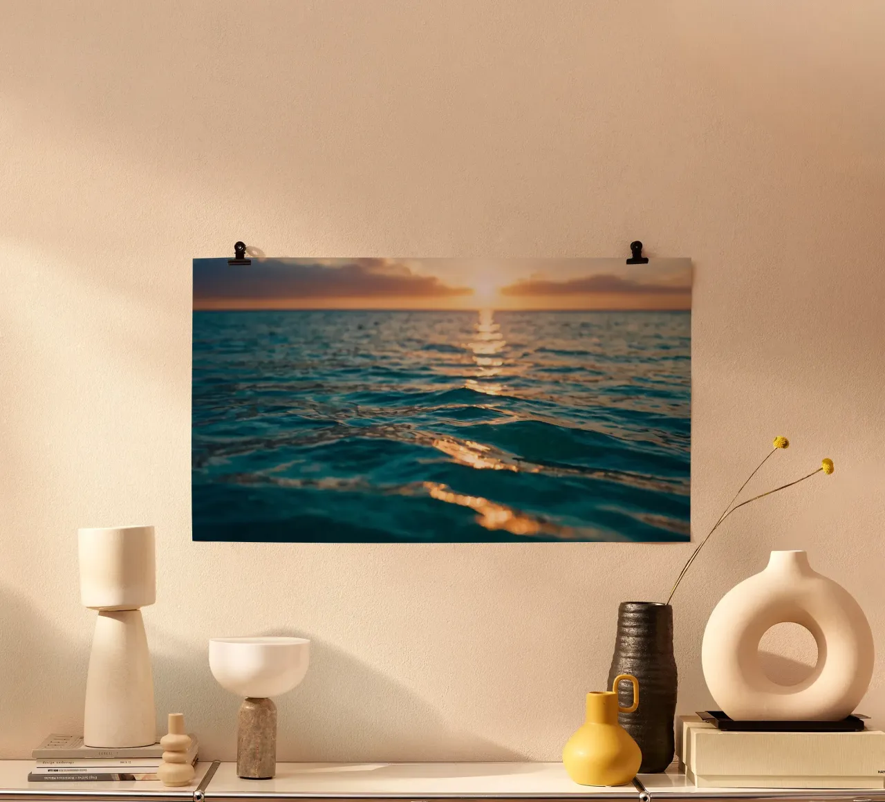 Le calme onde dell'oceano riflettono un tramonto vibrante su un mare calmo. poster da DesignDoodle