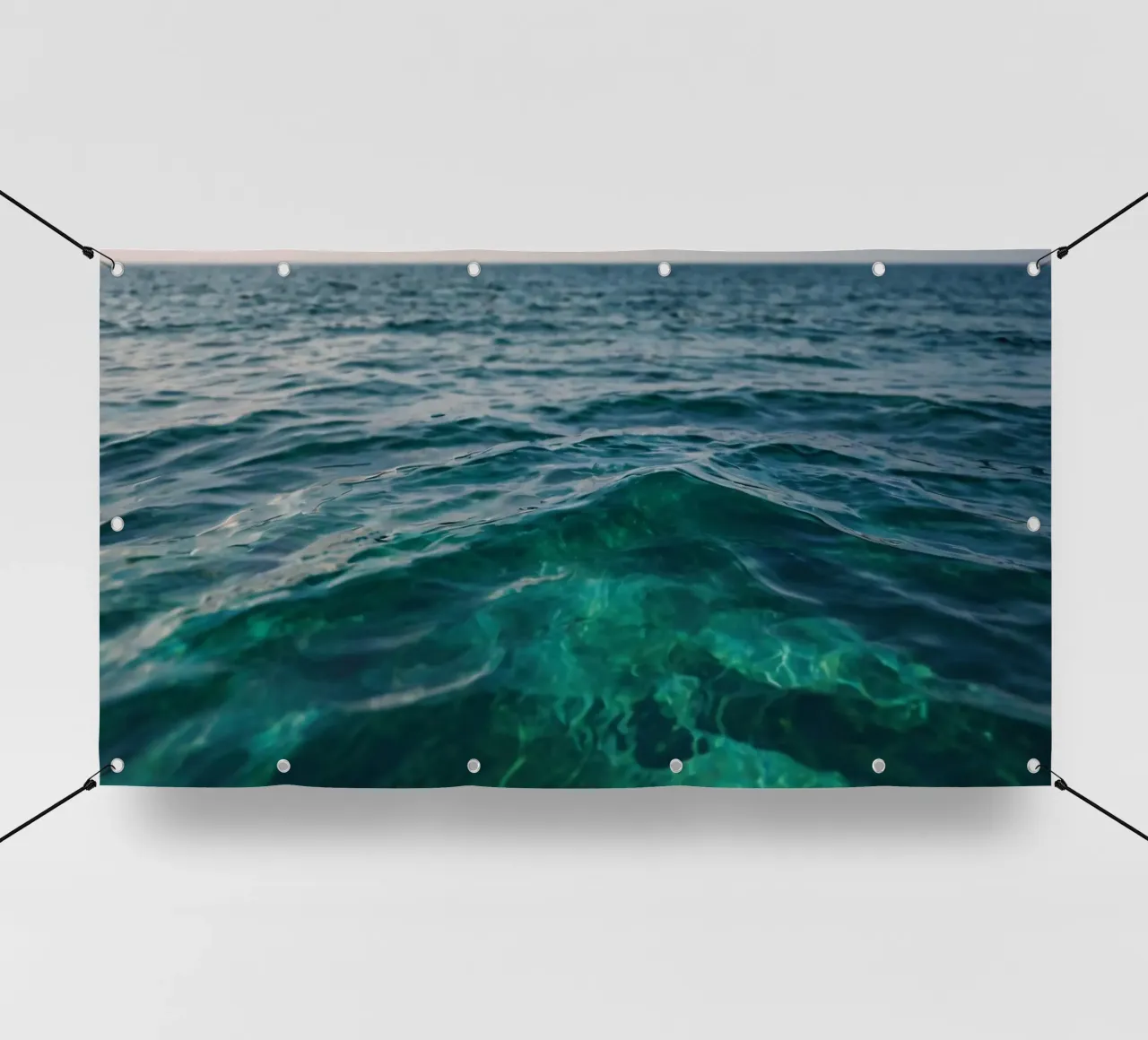 Le dolci onde dell'oceano scintillano sotto la luce del sole telo in pvc da DesignDoodle