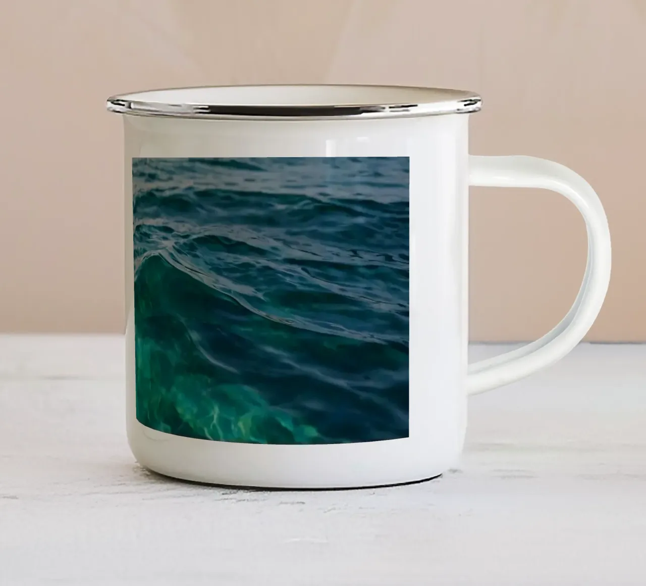 Zachte oceaangolven glinsteren onder het zonlicht emaille mok van DesignDoodle