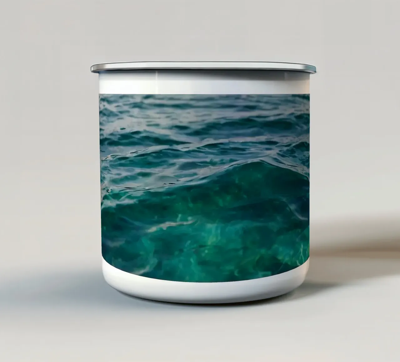 Zachte oceaangolven glinsteren onder het zonlicht emaille mok van DesignDoodle