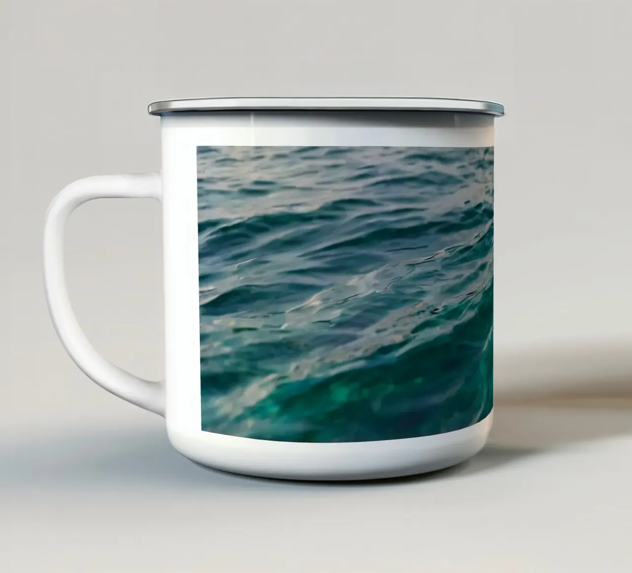 Zachte oceaangolven glinsteren onder het zonlicht emaille mok van DesignDoodle