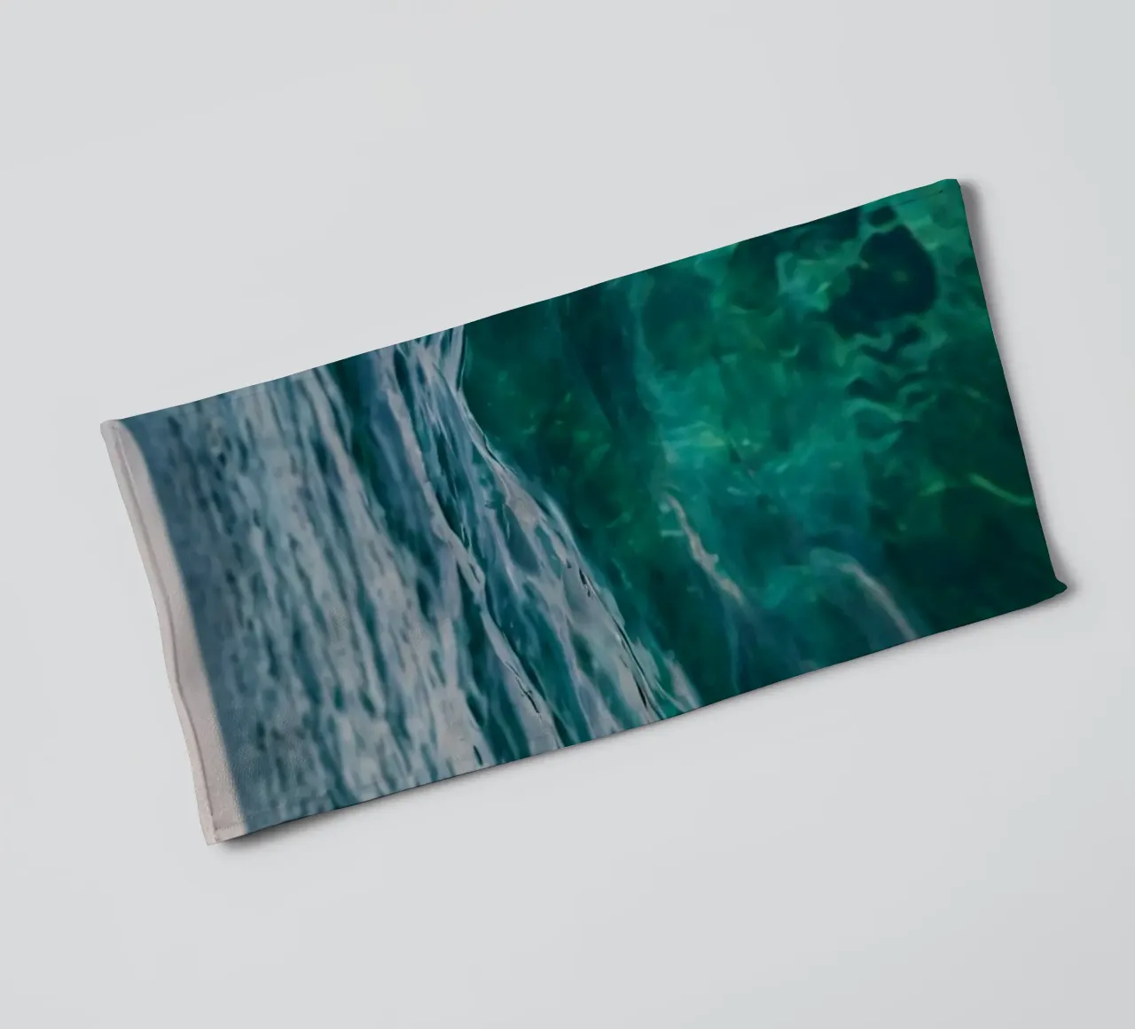 Douces vagues de l'océan scintillant sous la lumière du soleil serviette de bain de DesignDoodle