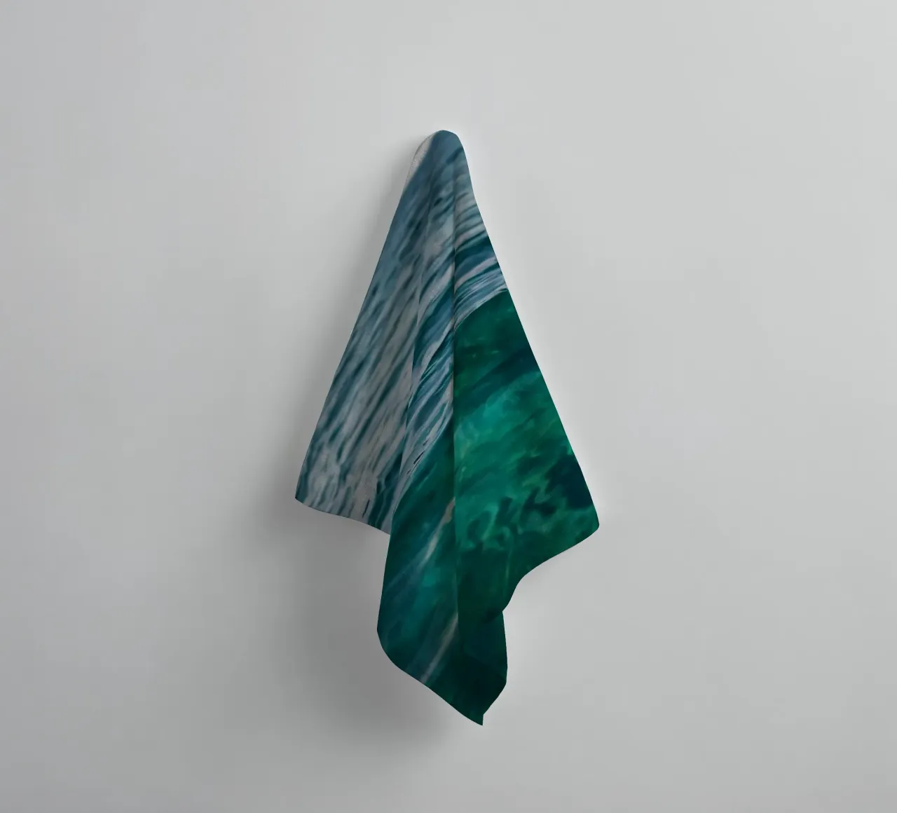 Douces vagues de l'océan scintillant sous la lumière du soleil serviette de bain de DesignDoodle