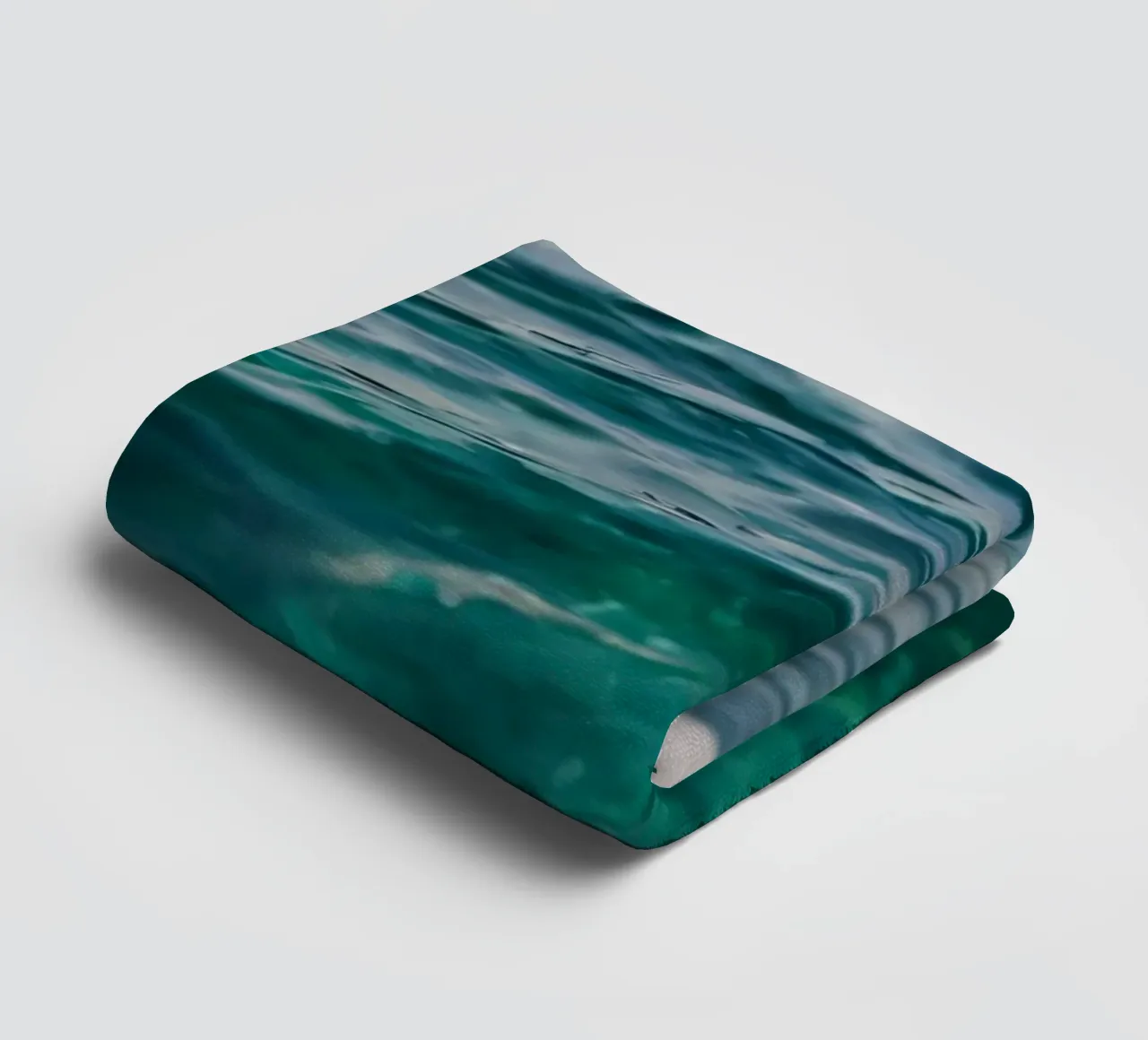 Douces vagues de l'océan scintillant sous la lumière du soleil serviette de bain de DesignDoodle
