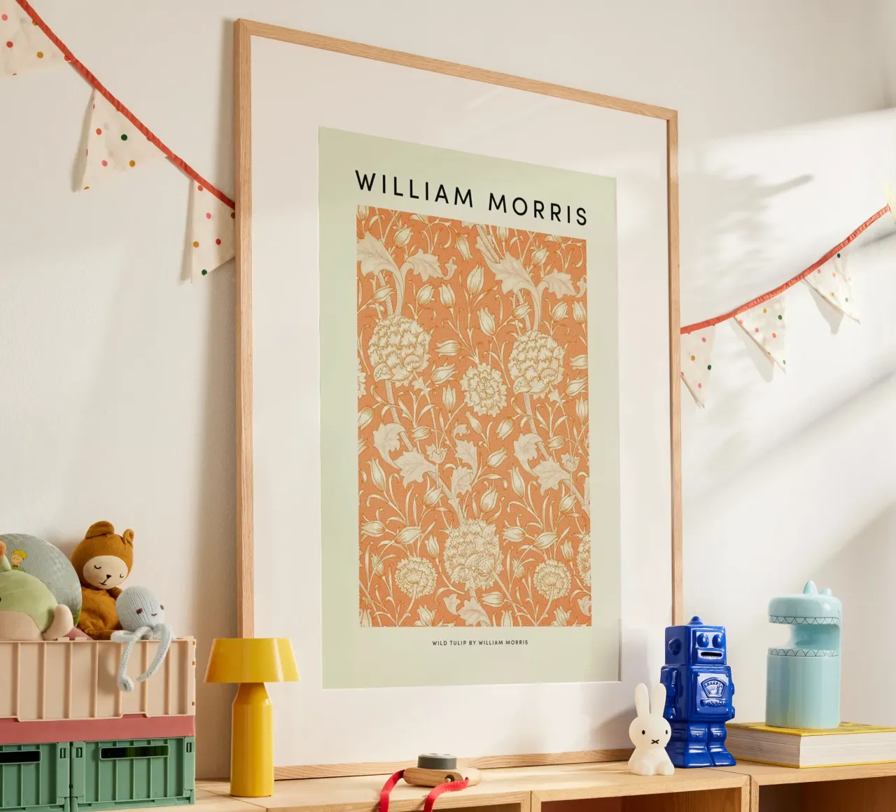 William Morris - Wild Tulip poster con telaio in legno da Vintage by JUNIQE