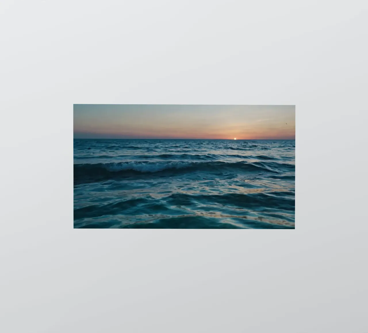 Schöner Sonnenuntergang über dem Meer mit sanften Wellen, die sich spiegeln Sticker von DesignDoodle