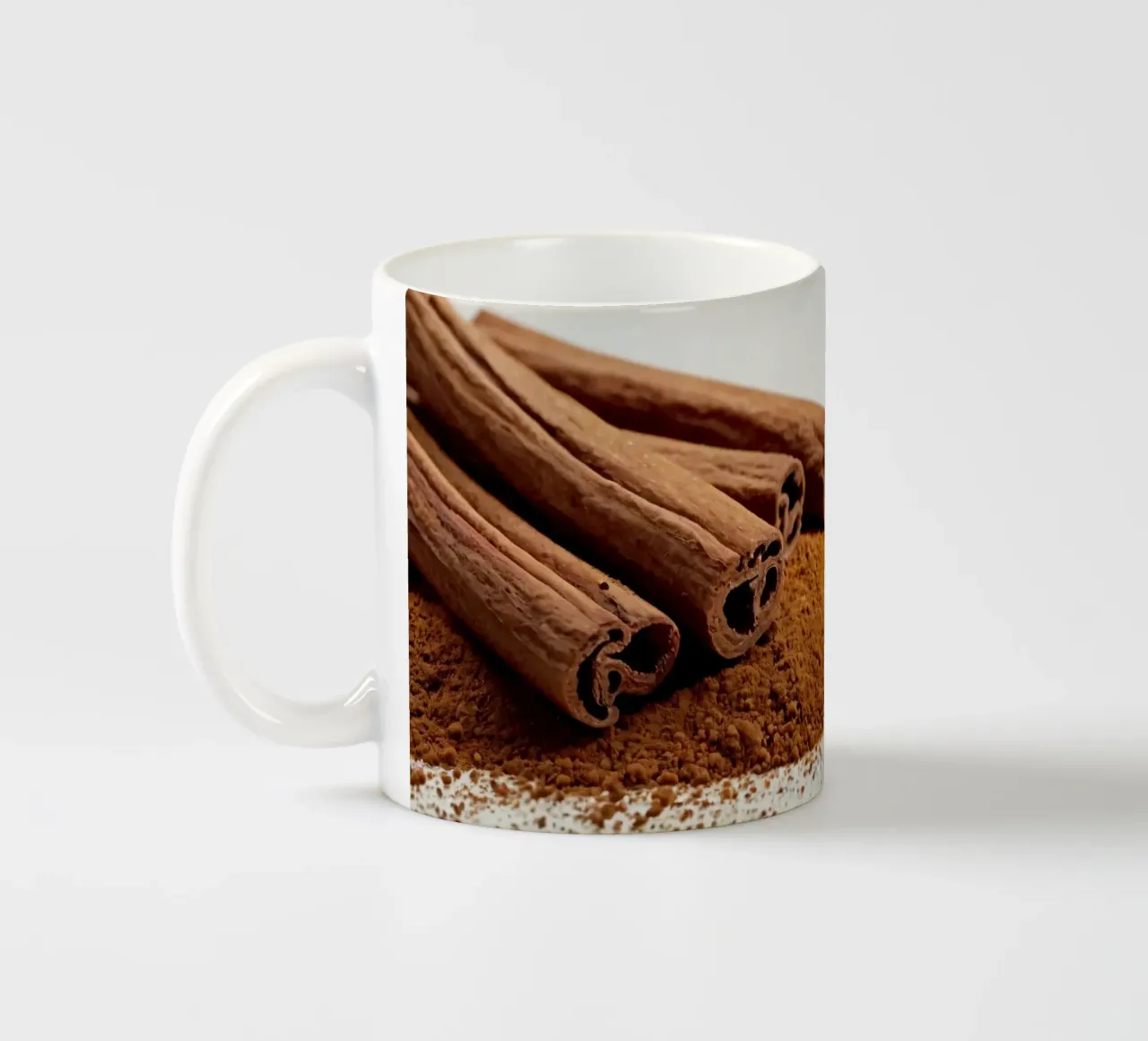 Kaneelstokjes en poeder netjes gerangschikt op wit oppervlak keramische mok van DesignDoodle