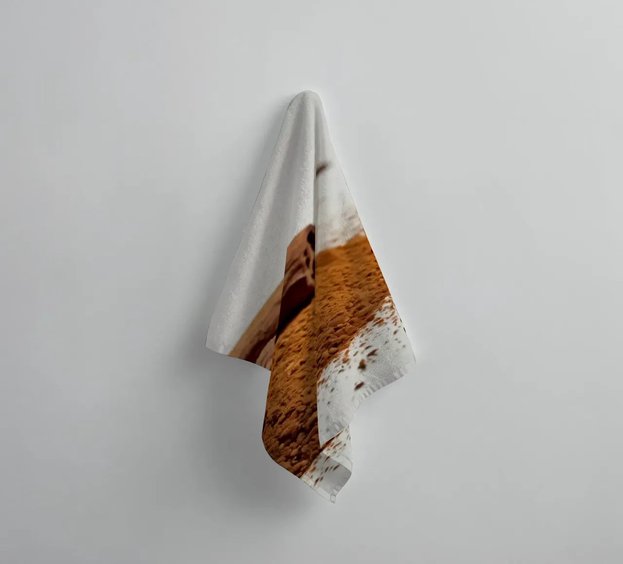 Kaneelstokjes en poeder netjes gerangschikt op wit oppervlak badhanddoek van DesignDoodle