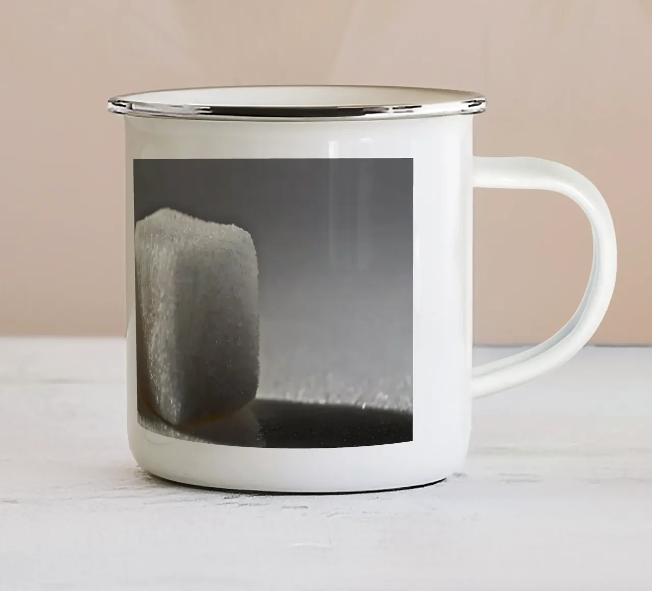 Due zollette di zucchero su una superficie riflettente con luci soffuse tazza in smalto da DesignDoodle