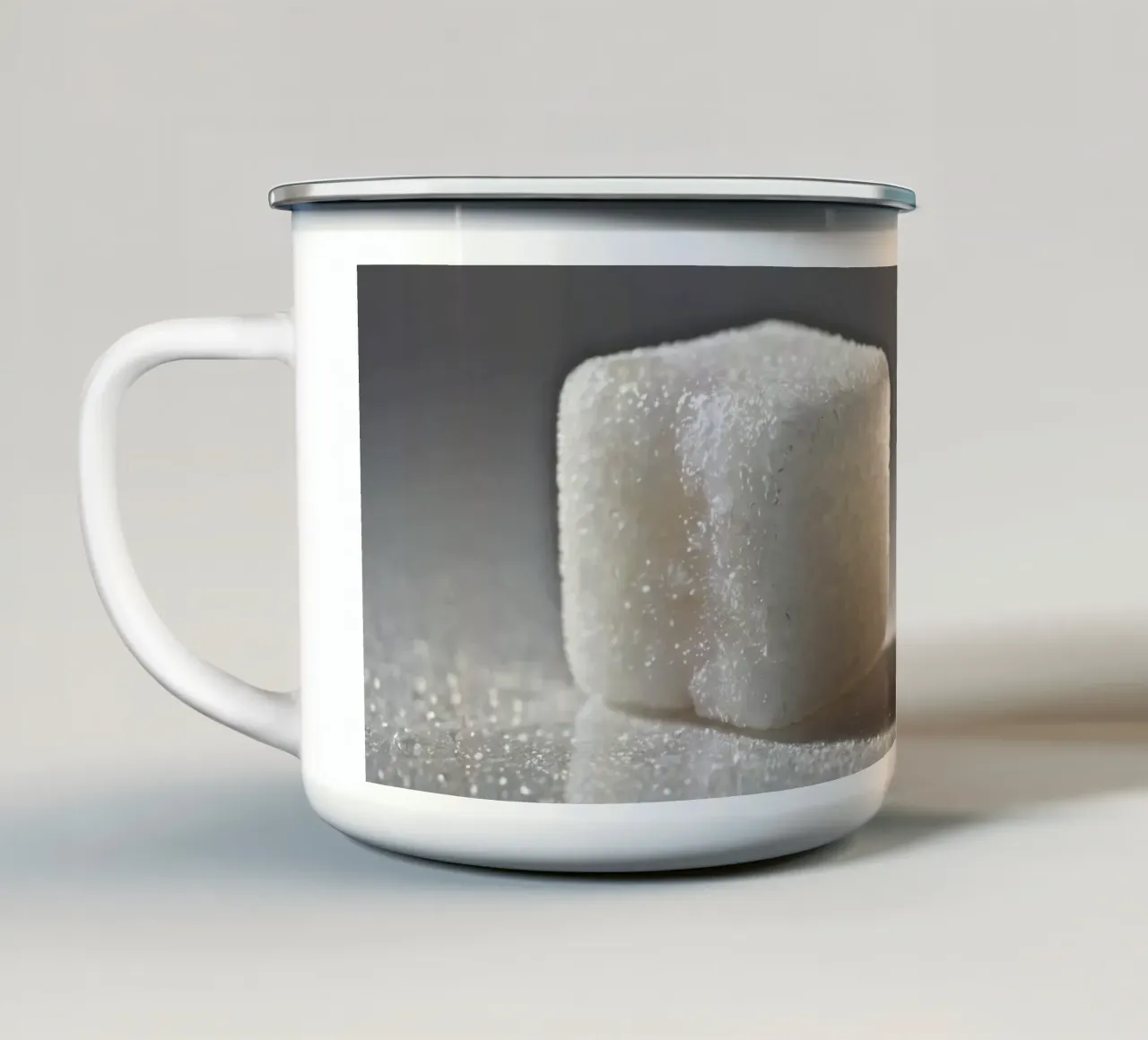 Due zollette di zucchero su una superficie riflettente con luci soffuse tazza in smalto da DesignDoodle